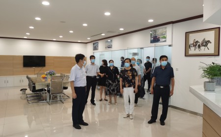 推動全民閱讀 建設(shè)書香企業(yè)--市政協(xié)委員聯(lián)絡(luò)委開展迎“八一”走進(jìn)企業(yè)讀書活動